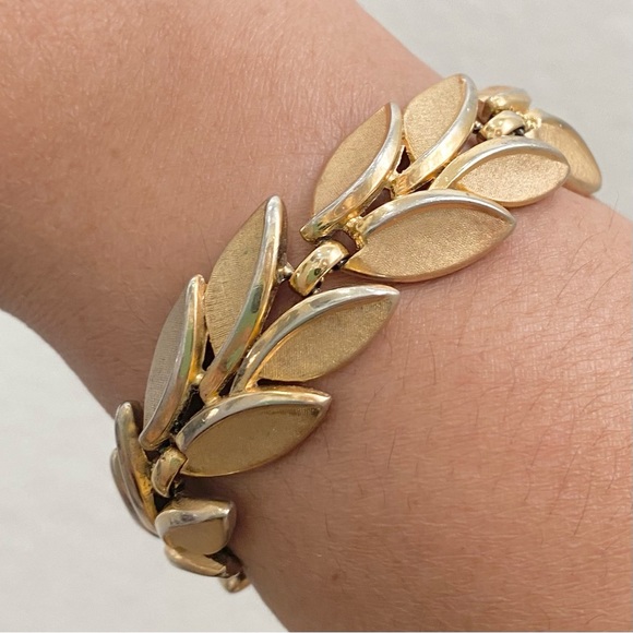 Vintage 50’s Crown Trifari Gold-tone Laurel Leaf Link 7.5” Bracelet - Picture 2 of 12